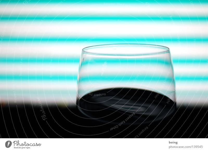 Fenster mit Zeitkrümmung Rotwein Weinglas Streifen Bar Theke Leuchtwand Neonlicht dunkel schwappen Nacht Alkohol Kommunizieren Entertainment Glas schwenken