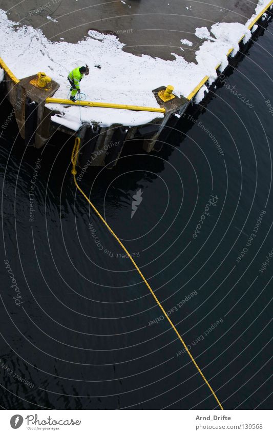 Leinen los Norwegen ankern Arbeiter Vogelperspektive Fähre Hafenarbeiter Anlegestelle kalt Kreuzfahrt Kreuzfahrtschiff Meer Mole Polarmeer Poller Wasserfahrzeug
