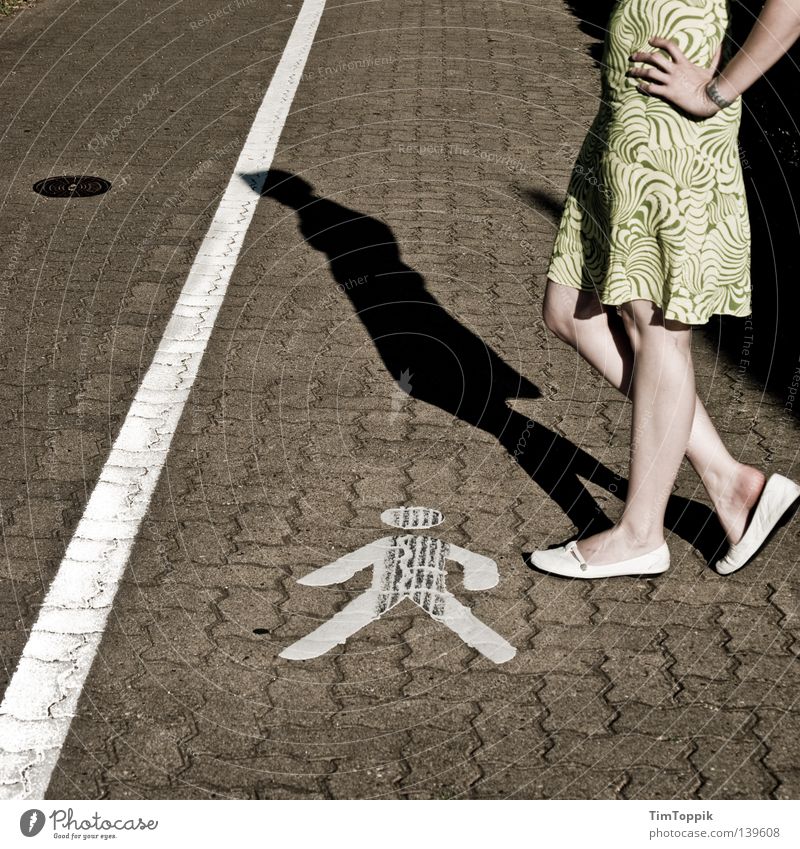 Frauen an die Macht Fußgänger Schuhe Kleid Sommerkleid Bürgersteig Symbole & Metaphern Kopfball stehen Knie Hand Schatten Straßenverkehrsordnung