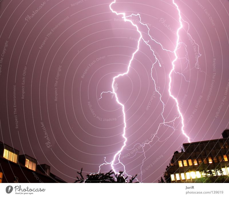 stürmisches Köln Blitze Nacht Naturgewalt gefährlich Unwetter Sturm grell Gewitter Langzeitbelichtung Regen bedrohlich lightning storm flash hell