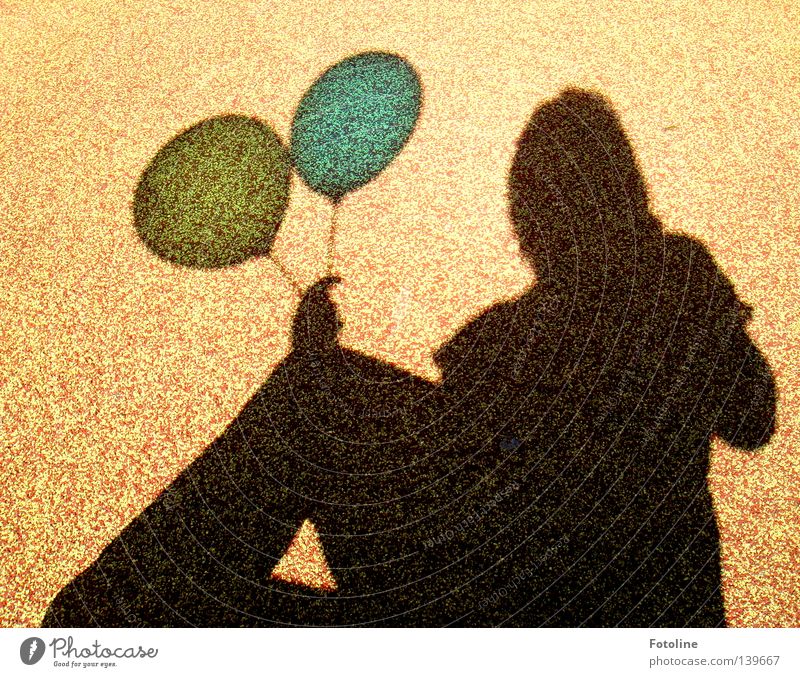 Schattenspiel - oder der Schatten einer jungen Frau hält 2 Luftballons gelb Wolken Horizont Hand braun blau fliegen 99 luftballons nena Bodenbelag Erde Sommer