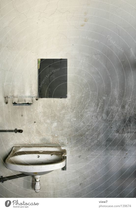 schmutzig. Bad Waschbecken Sauberkeit Becken Wasser Anschluss Wasserhahn Handwaschbecken Putz dreckig Wand Detailaufnahme verfallen Traurigkeit