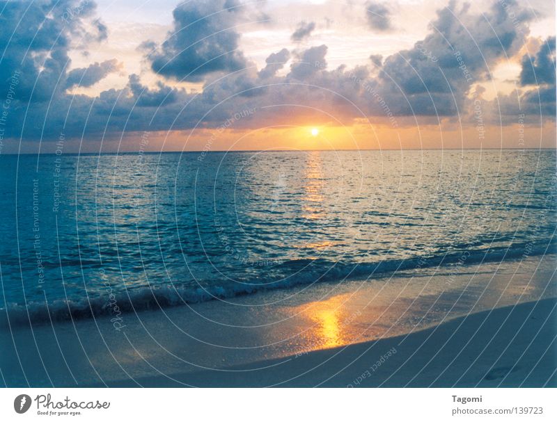 Soneva Fushi Strand Malediven Flitterwochen tauchen Meer Wellen Kitsch Wolken Stimmung See Atoll Korallen Sonnenstrahlen schön ruhig Ferien & Urlaub & Reisen