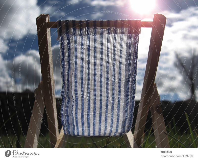 Sommersonnenplatz Zufriedenheit Erholung Ferien & Urlaub & Reisen Sonne Wolken Wärme blau weiß Liegestuhl Sitzgelegenheit gestreift Campingstuhl Klappstuhl