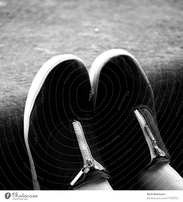 Shoes Erholung Kunst Kultur Mauer Wand Schuhe Damenschuhe Stein schwarz weiß Stimmung Vertrauen Reißverschluss Stoffschuhe footwear Schwarzweißfoto