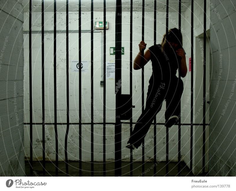 gefangen Kriminalität springen Verzweiflung Einsamkeit Notausgang Wut Ärger Frau Gtter Justizvollzugsanstalt prison crime Barriere Klettern schreien einsmakeit