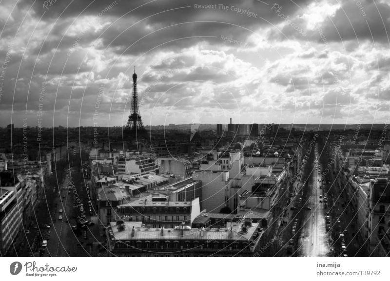 Paris Ferne Städtereise Kultur Wolken Wetter Stadt Hauptstadt Stadtzentrum Altstadt Bauwerk Gebäude Architektur Wahrzeichen Denkmal Tour d'Eiffel Straße
