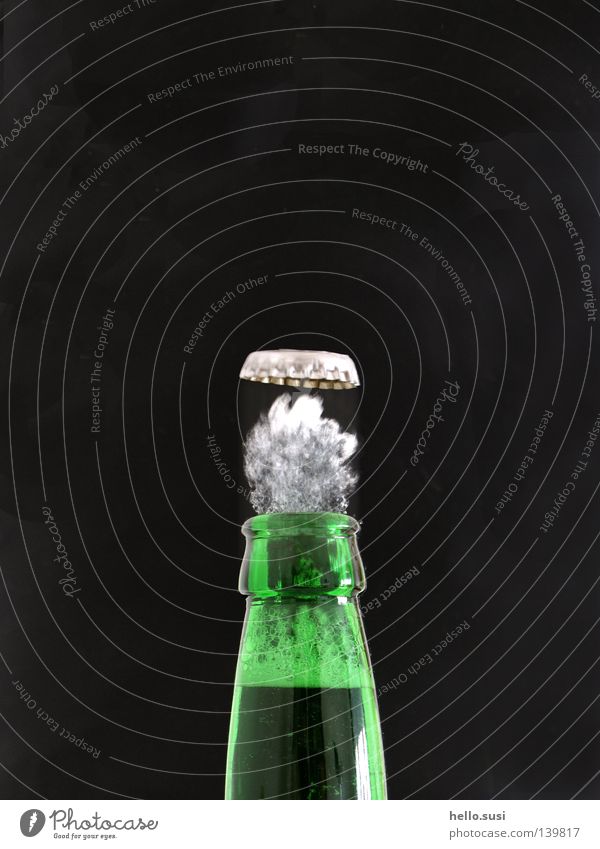 peng Getränk Bier Flasche Alkohol trinken grün Durst Kronkorken Bierflasche Schaum Druck Geschwindigkeit Flaschenhals Dynamik Momentaufnahme Geräusch Experiment