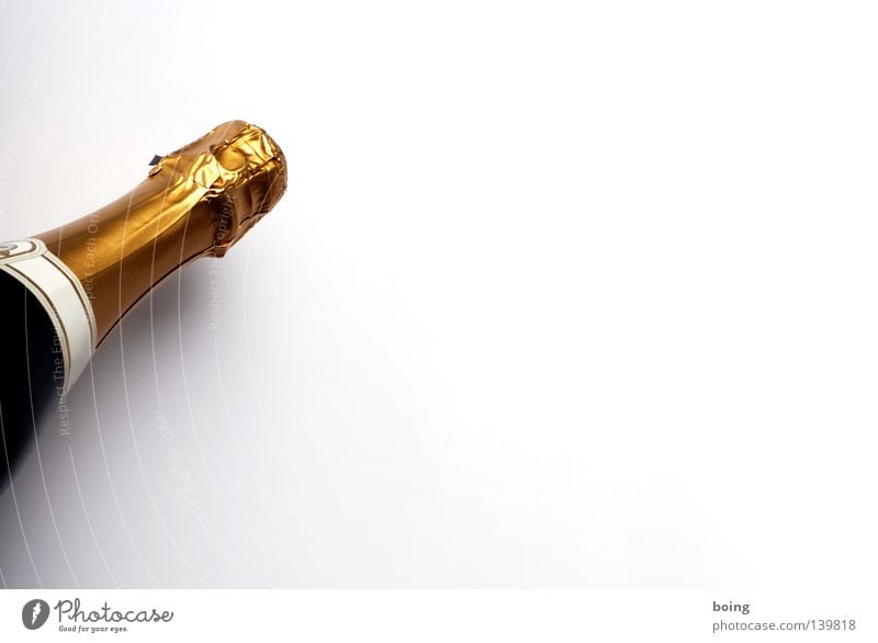 eiskalt und prickelnd Sekt Champagner Alkohol Flaschengärung Winzersekt Flaschenhals geschlossen Objektfotografie Freisteller Vor hellem Hintergrund