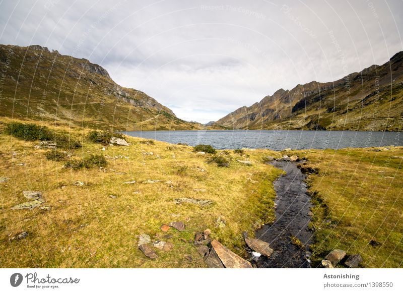 Zufluss Umwelt Natur Landschaft Pflanze Himmel Wolken Horizont Herbst Wetter Gras Sträucher Hügel Felsen Alpen Berge u. Gebirge Gipfel Wellen Seeufer Flussufer