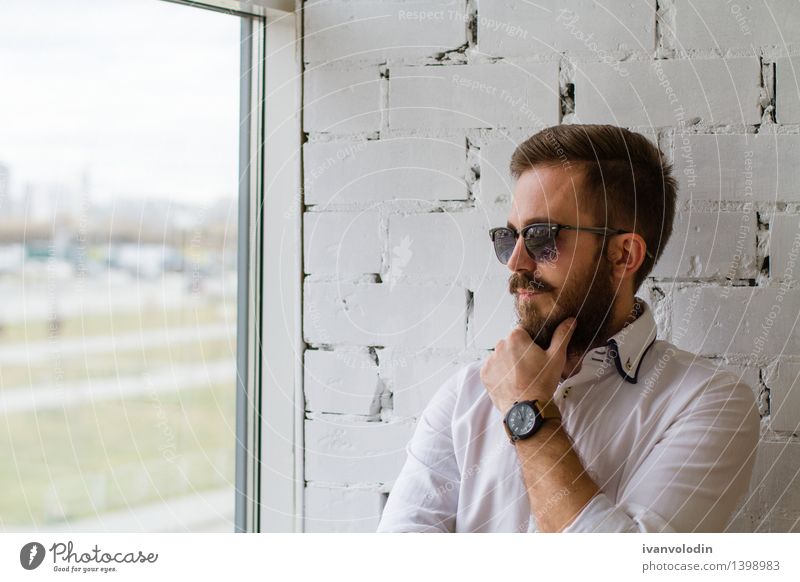 Bärtiger Mann in der Sonnenbrille, die das Fenster betrachtet Lifestyle elegant Stil Haare & Frisuren Gesicht Mensch maskulin Erwachsene Mode Hemd
