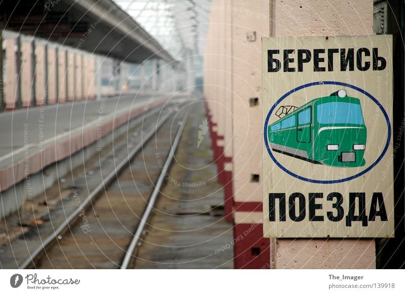 Endstation Sehnsucht Bahnhof Eisenbahn St. Petersburg Einsamkeit leer ruhig gefährlich Bahnsteig Plattform Hinweisschild Schilder & Markierungen Warnhinweis