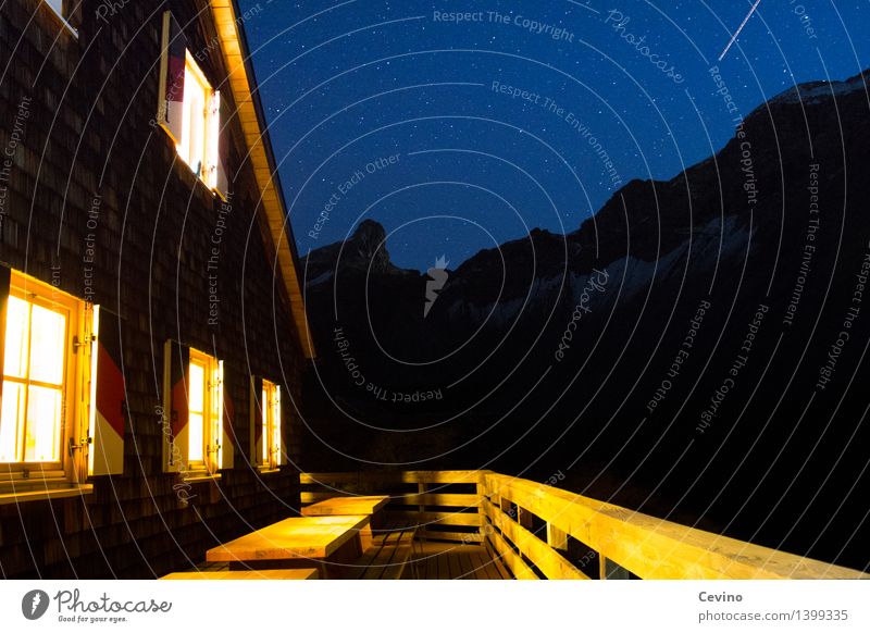 Hüttenzauber Berge u. Gebirge wandern Landschaft Wolkenloser Himmel Nachthimmel Stern Alpen Österreich Europa Menschenleer Fassade Terrasse Fenster Dach