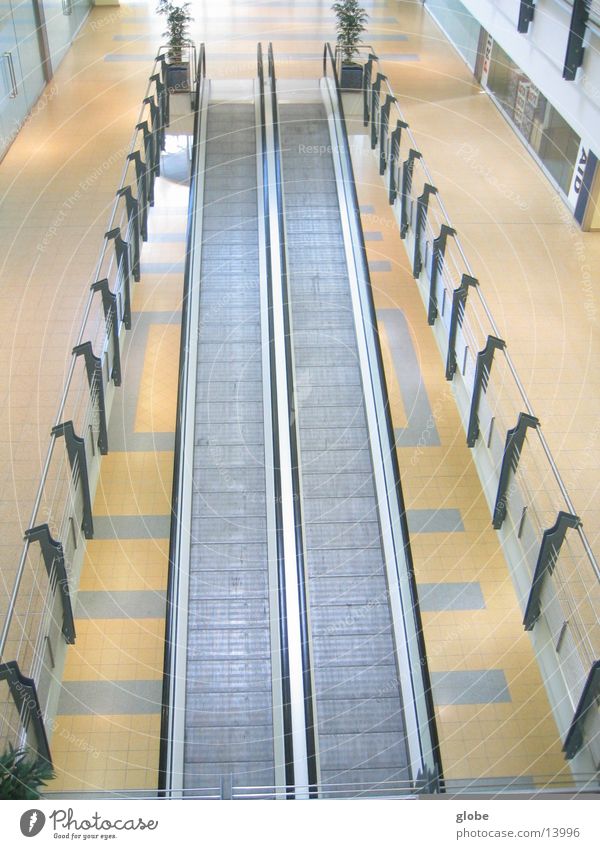 3 etagenblick Rolltreppe Laufband gelb weiß Architektur Geländer oben Metall