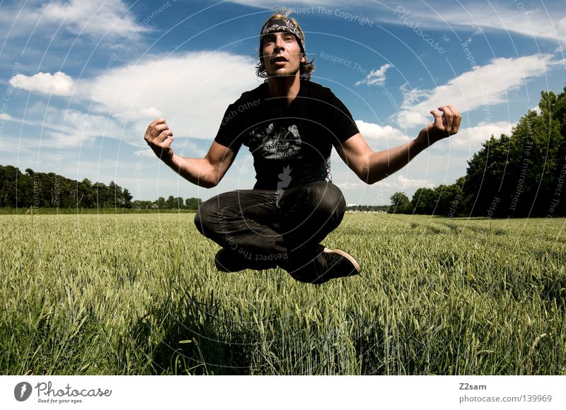 bayerischer buddha Mensch Aktion Zufriedenheit Brille lässig Hand Mann maskulin Wolken Feld grün Sommer Schwerkraft Wiese Stil blond Himmel Schweben steigen