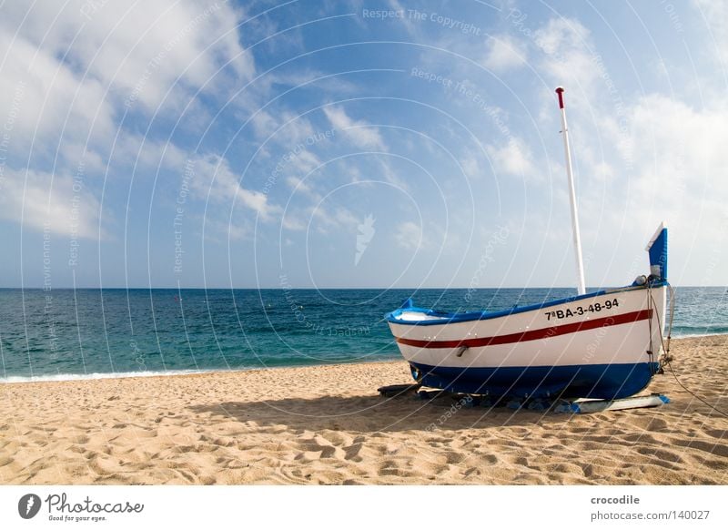 Das Boot Wasserfahrzeug Spanien fahren Fischer Angeln Fischereiwirtschaft Angler Strand Sonne Wolken Wellen Brandung rot blau weiß Schatten Horizont Meer