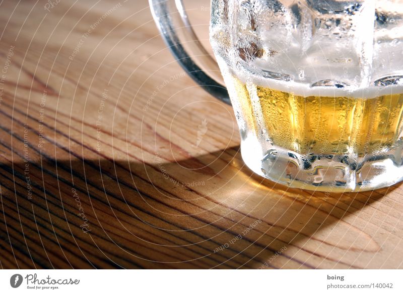 Lichtbild zum Erhalt der bayerischen Wirtshauskultur Farbfoto trinken Erfrischungsgetränk Alkohol Bier Glas Freude Tisch Oktoberfest Wirtschaft Gastronomie Seil