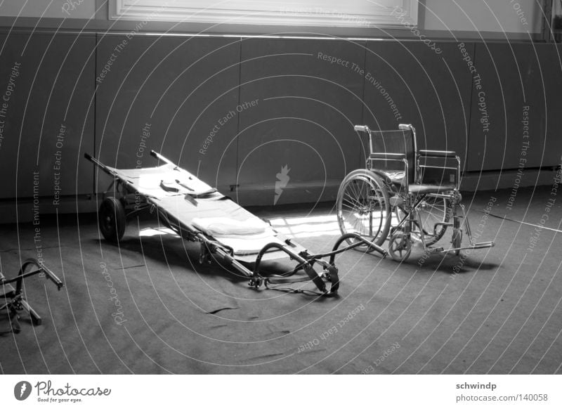 Abstellraum Rollstuhl Basel hilflos Innenaufnahme Gesundheit Trage Bahre Schwarzweißfoto