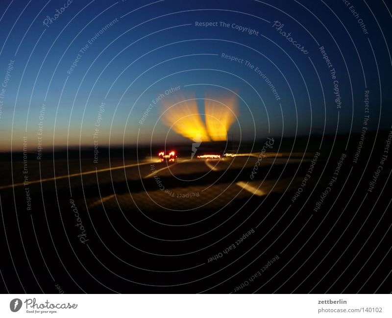Nachtfahrt Autobahn Fahrbahn Schilder & Markierungen Hinweisschild Verkehrszeichen PKW KFZ Fahrbahnmarkierung Linie Strichellinie Mittellinie Licht