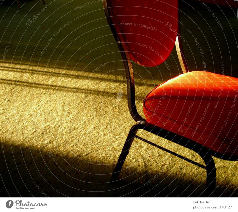 Stuhl Sitzgelegenheit Polster Stuhllehne bequem Raum Warteraum Restaurant Bodenbelag Teppich Textilien Sonne Streiflicht Abend Abendsonne Sommerabend