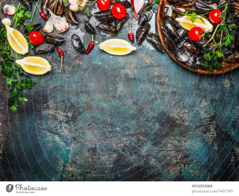 Frische Miesmuscheln mit Zutaten fürs Kochen Lebensmittel Meeresfrüchte Gemüse Kräuter & Gewürze Ernährung Mittagessen Festessen Bioprodukte