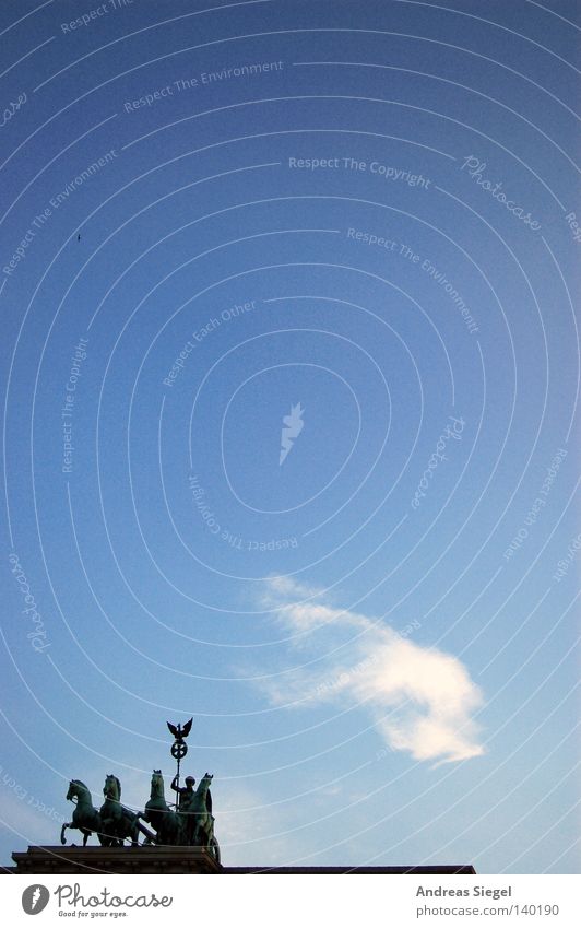 BLN 08 | Touri-Foto mal ein bisschen anders Farbfoto Außenaufnahme Detailaufnahme Menschenleer Textfreiraum oben Sonnenlicht Himmel Wolken Wahrzeichen Denkmal