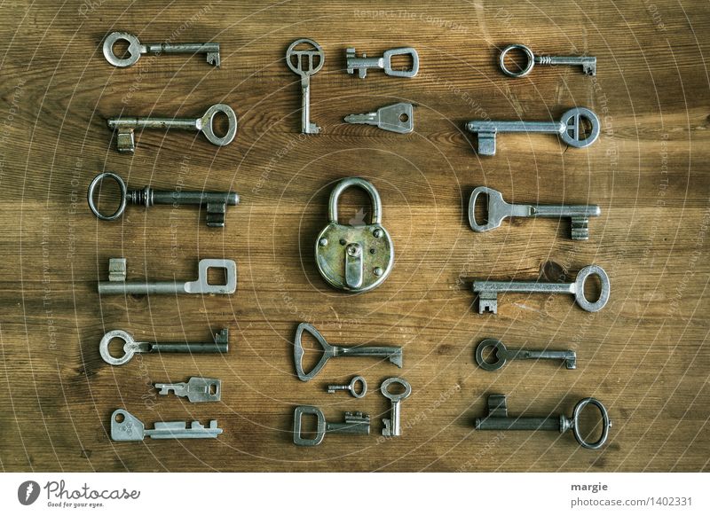 Welcher passt? Viele unterschiedliche Schlüssel sind um ein Tür - Schloss geordnet Schlosser Technik & Technologie Vorhängeschloss Sammlung Holz Metall braun