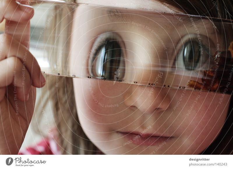 Wer tief ins Glas schaut … Kind Mädchen Trinkwasser Wasser Linse Blick Einblick Durchblick Auge Verzerrung Unschärfe unklar fremd fremdartig Erfinden
