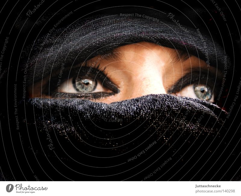 Beduin Beduinen Frau Nomaden schwarz Schleier Naher und Mittlerer Osten Trauer intensiv Unterdrückung eng Porträt Kommunizieren Macht Nomadin unklar Maske