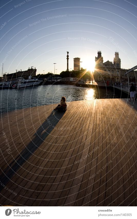 lonely Einsamkeit Mensch verloren Denken Schatten Holz Steg Trauer Wasserfahrzeug Barcelona Spanien Sonne Sonnenuntergang Himmel Haus Fischauge Verzerrung Meer