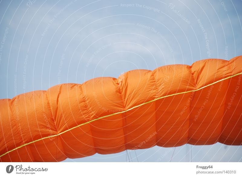 Kampfwurst Gleitschirm fliegen Luft Himmel Wolken Pilot blau orange schwarz Wind Wetter Berge u. Gebirge Schauinsland Vogel Spielen Extremsport Luftverkehr