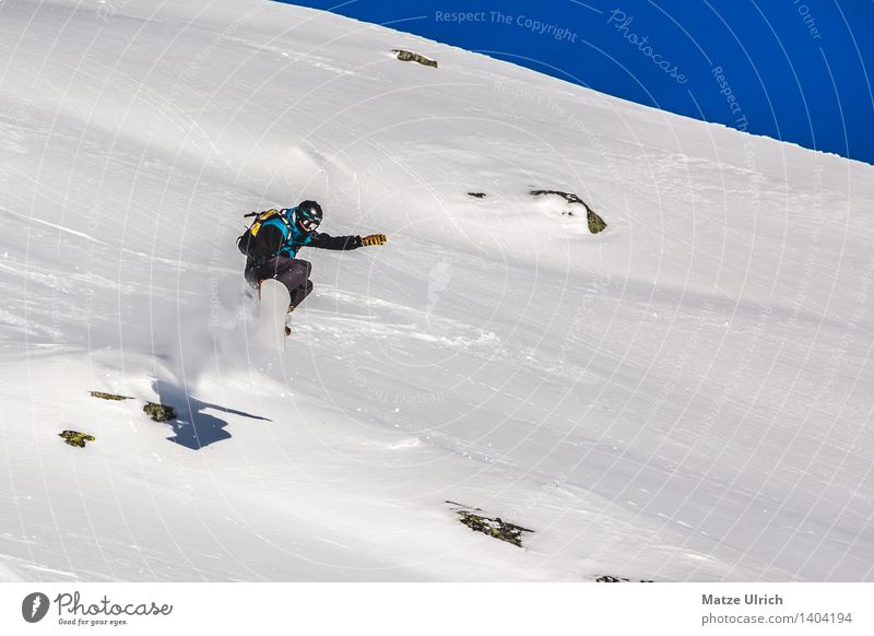 Sprung in den Tiefschnee Winter Schnee Winterurlaub Berge u. Gebirge Wintersport Sportler Snowboard Umwelt Landschaft Himmel Wolkenloser Himmel Sonne