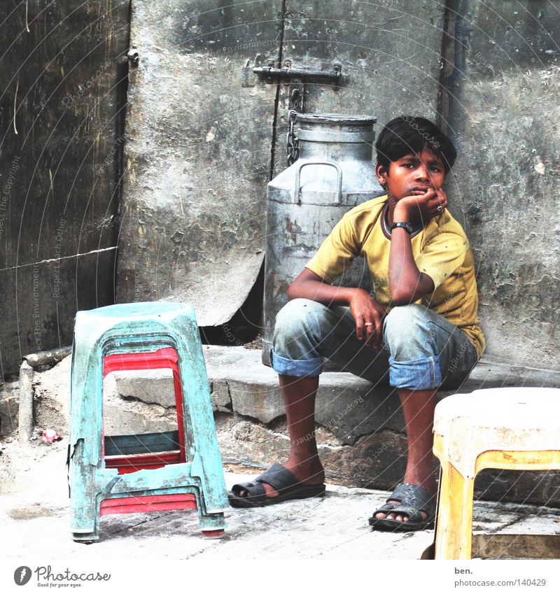 Warten Indien Delhi Junge Kind warten Hinterhof Perspektive Leben möglich Kindheit Jugendliche