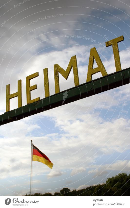 HEIMAT Heimat Himmel Schriftzeichen Typographie Buchstaben Wort Deutschland Bundesadler Deutsche Flagge Fahne schwarz rot Gold Wolken Sommer Fahnenmast Länder