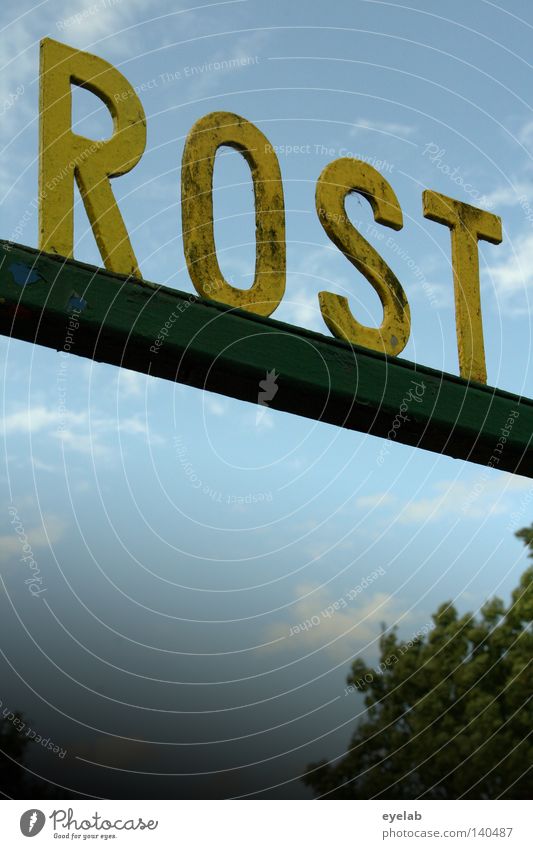 ROST Typographie Buchstaben Wort Wolken Sommer Baum Blech gelb Überschrift alt Patina Schriftzeichen Kommunizieren Deutschland Himmel Schilder & Markierungen