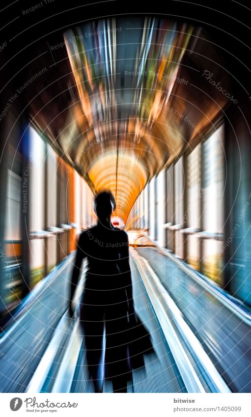 Im Sog Tunnel Treppe Rolltreppe rennen laufen träumen Geschwindigkeit Stadt blau braun orange silber kalt Mobilität modern Farbfoto Innenaufnahme