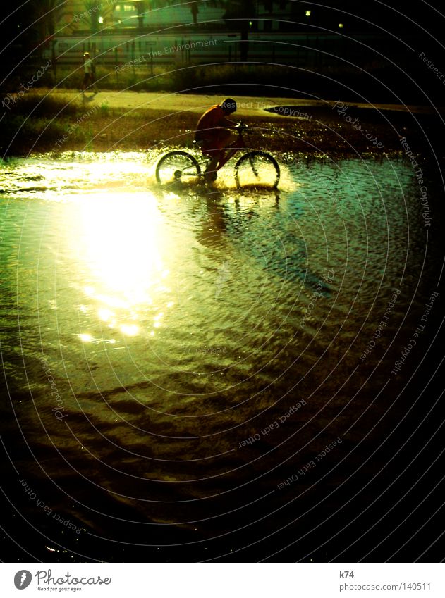 Fahrradkinder Reifen Mensch Lebensfreude Freude Glück Spielen toben Erfrischung Kühlung Pfütze Hochwasser Eisenbahn Geplätscher Wasser pantschen panschen