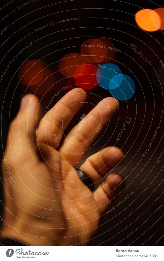 Traum | Fänger Mensch maskulin Hand Finger 1 45-60 Jahre Erwachsene mehrfarbig fangen werfen Kreis Lampe Verkehr PKW Haut Straße abstrakt blau rot orange