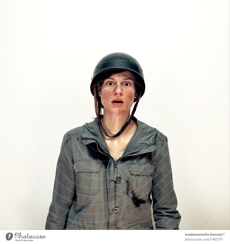 Nothing is Real but The Girl II Soldat Kriegsschauplatz Mensch Frau Erwachsene Uniform Helm kämpfen Blick dreckig wild grün Gefühle Einsamkeit Angst gefährlich