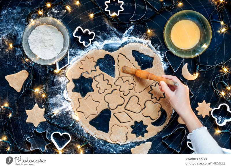 Mädchen, welches die Weihnachtsplätzchen macht Tisch Küche Mensch Hand 1 machen geschnitten Teppichmesser Ei Mehl Lebkuchen gebastelt Vorbereitung Farbfoto