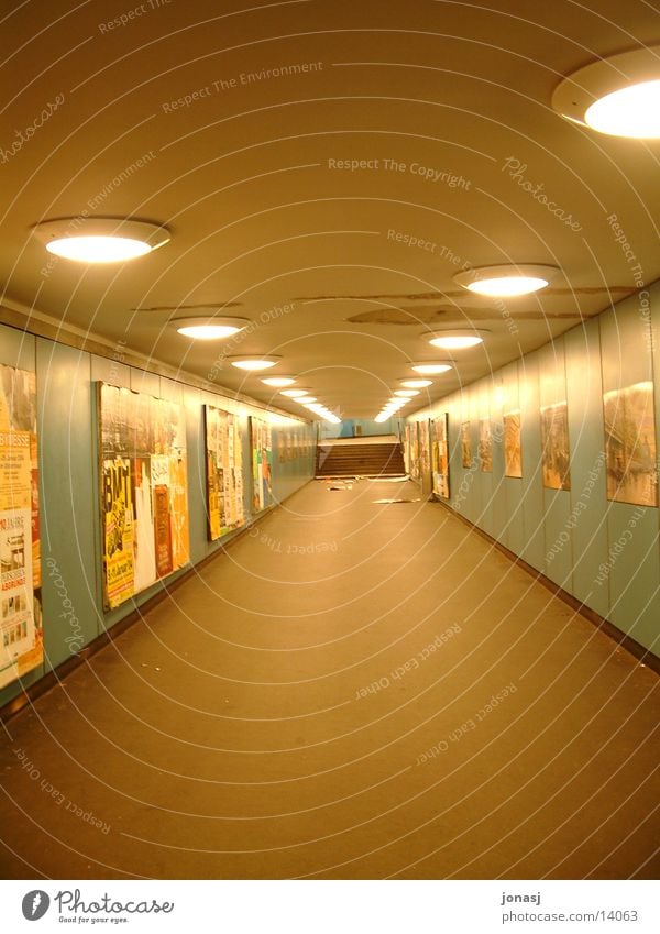 Untergrund Schacht U-Bahn dunkel Architektur Licht Berlin Treppe