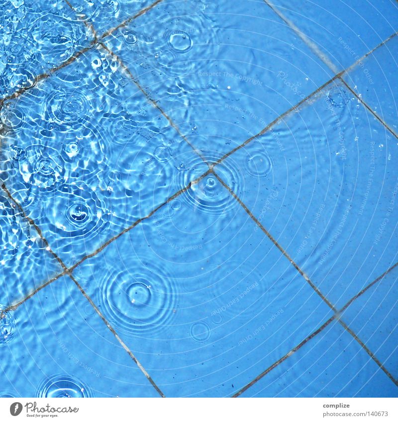 Quadrate und Kreise Bad Freibad Schwimmbad Wellen sanitär hell-blau Makroaufnahme Nahaufnahme Wasser Fliesen u. Kacheln Toilette Wassertropfen water Sauberkeit