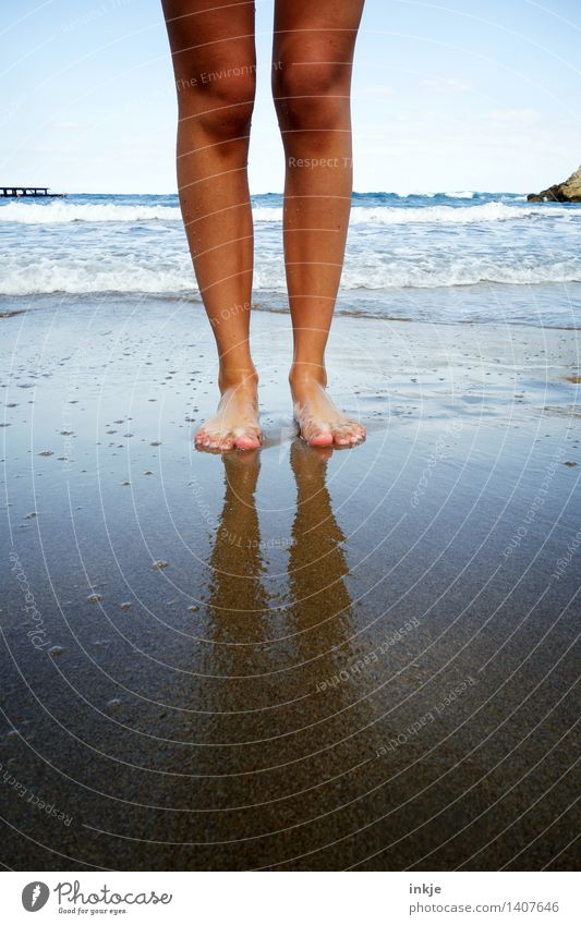 Strandlandung Lifestyle Freizeit & Hobby Tourismus Sommer Sommerurlaub Meer Mädchen Junge Frau Jugendliche Kindheit Leben Körper Beine Fuß Frauenbein Frauenfuß
