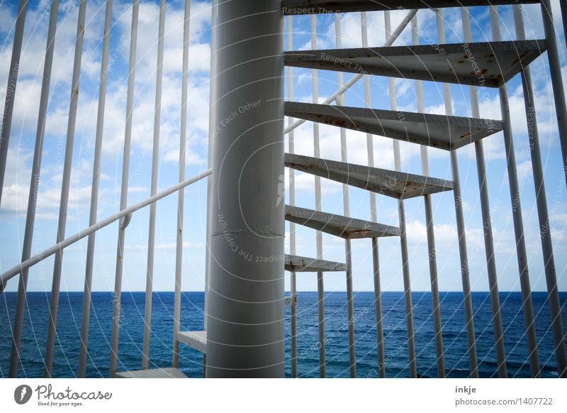 Horizonterweiterung Wasser Himmel Wolken Sommer Schönes Wetter Meer Menschenleer Treppe Wendeltreppe Außenaufnahme Linie Spirale blau durcheinander aufsteigen