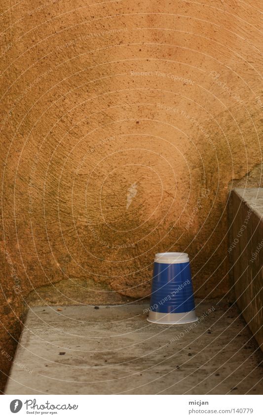 H08 - Treppenbecherchen Becher Seite blau Alkoholisiert rund eckig gelb Wand weiß Streifen mehrfarbig falsch gedreht Müll dreckig Riss Trinkgefäß