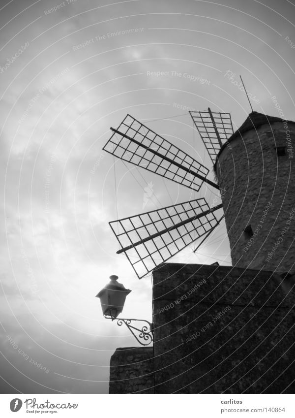 Feindbild Roman Windmühle Windmühlenflügel Mühle Gemäuer Gegenlicht Spanien Balearen Mallorca Verwaltung Verzweiflung gefährlich Moral Sportveranstaltung