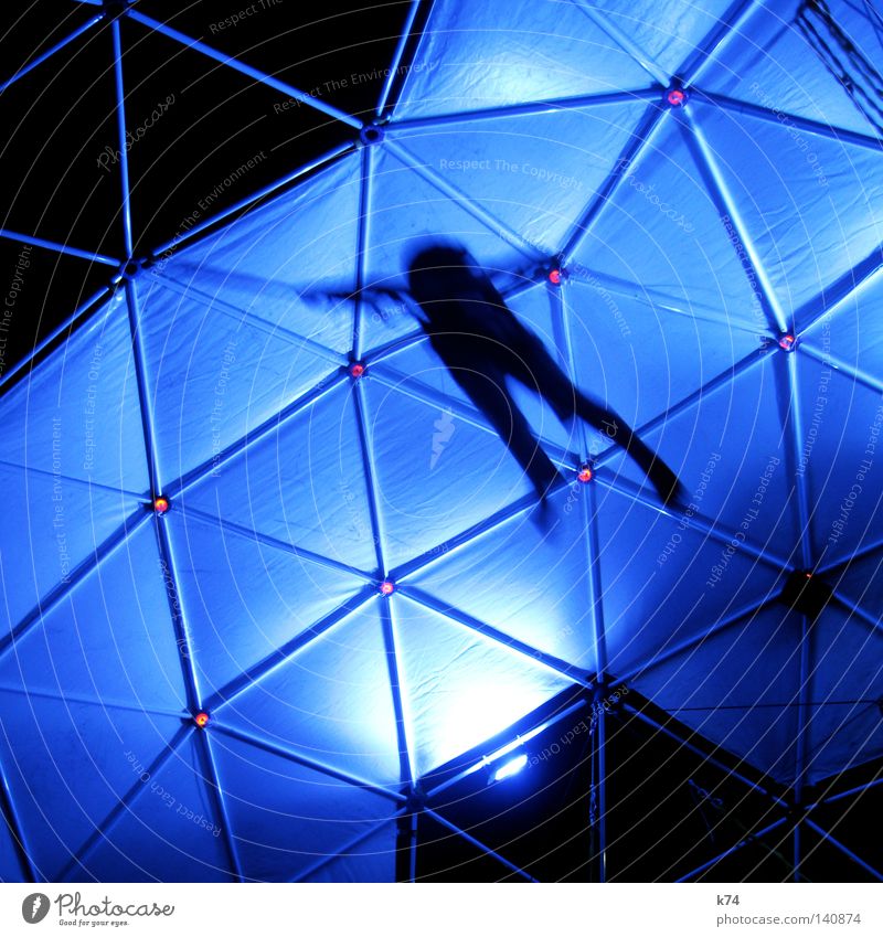 untitled Fliege fliegen Schweben Schwerkraft blau Kuppeldach Dreieck Mensch Bewegung Held springen hüpfen Luft Geschwindigkeit Silhouette bodenständig Luftikus