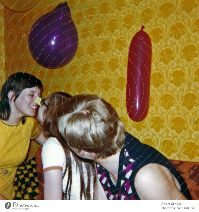 Spassfaktor 1975 Party gelb rot violett Tapete retro früher Siebziger Jahre mehrfarbig Streichholz Bremen Freude Wohnzimmer Eltern Glück Respekt roots