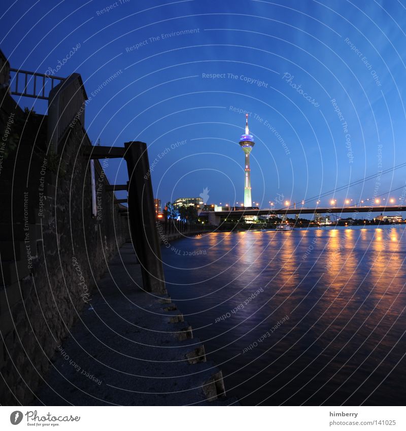 finalisiert in berlin Düsseldorf Rhein Rheinturm Fernsehturm Stadt Abend Lifestyle modern Straße blau Nachtleben Lampe Beleuchtung Veranstaltungsbeleuchtung