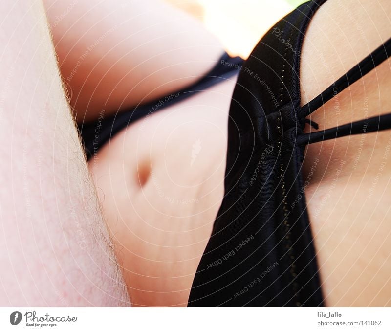 Bettfeelings deluxe Frau Bikini BH Frauenbrust schwarz weiß Unterhose Frauenunterhose Bauchnabel Erotik schön geschmackvoll weich Geborgenheit Männerbein